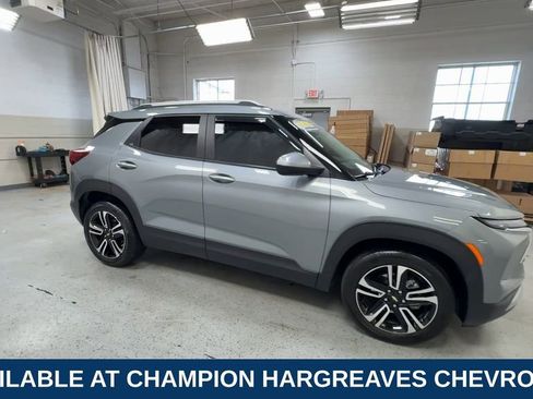 Used 2024 Chevrolet TrailBlazer LT w/ Convenience Package FWD image 2
