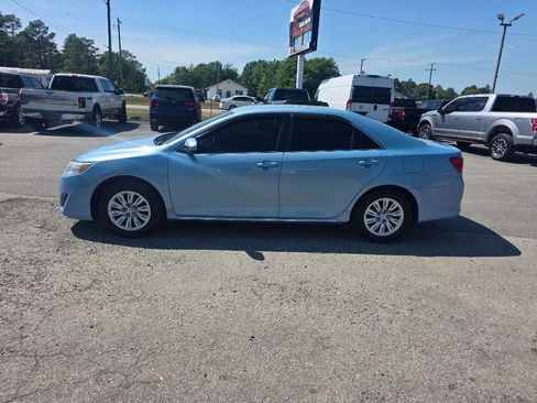 Used 2014 Toyota Camry LE image 2