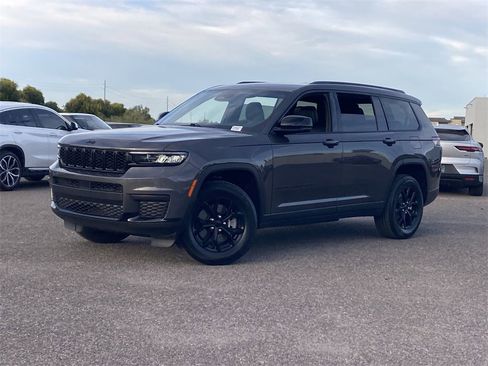 Used 2024 Jeep Grand Cherokee L Altitude image 3