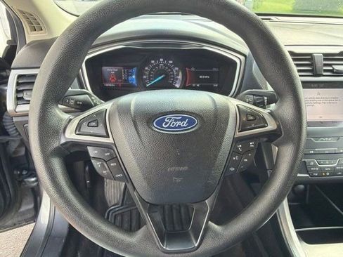 Used 2019 Ford Fusion SE FWD image 16
