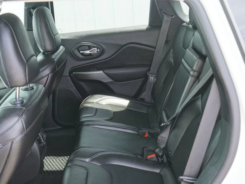 Used 2019 Jeep Cherokee Latitude Plus w/ Cold Weather Group AWD/4WD image 30