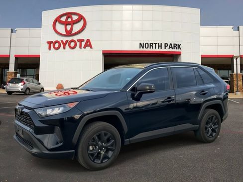Used 2021 Toyota RAV4 LE image 1