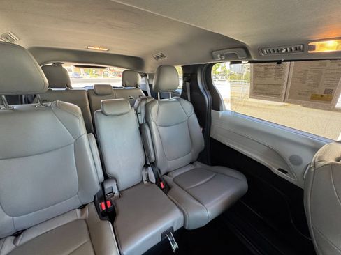 Used 2025 Toyota Sienna XLE FWD image 36