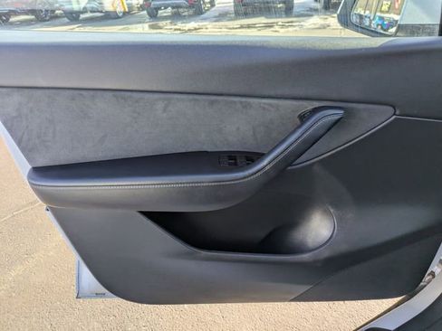 Used 2022 Tesla Model Y Long Range image 11