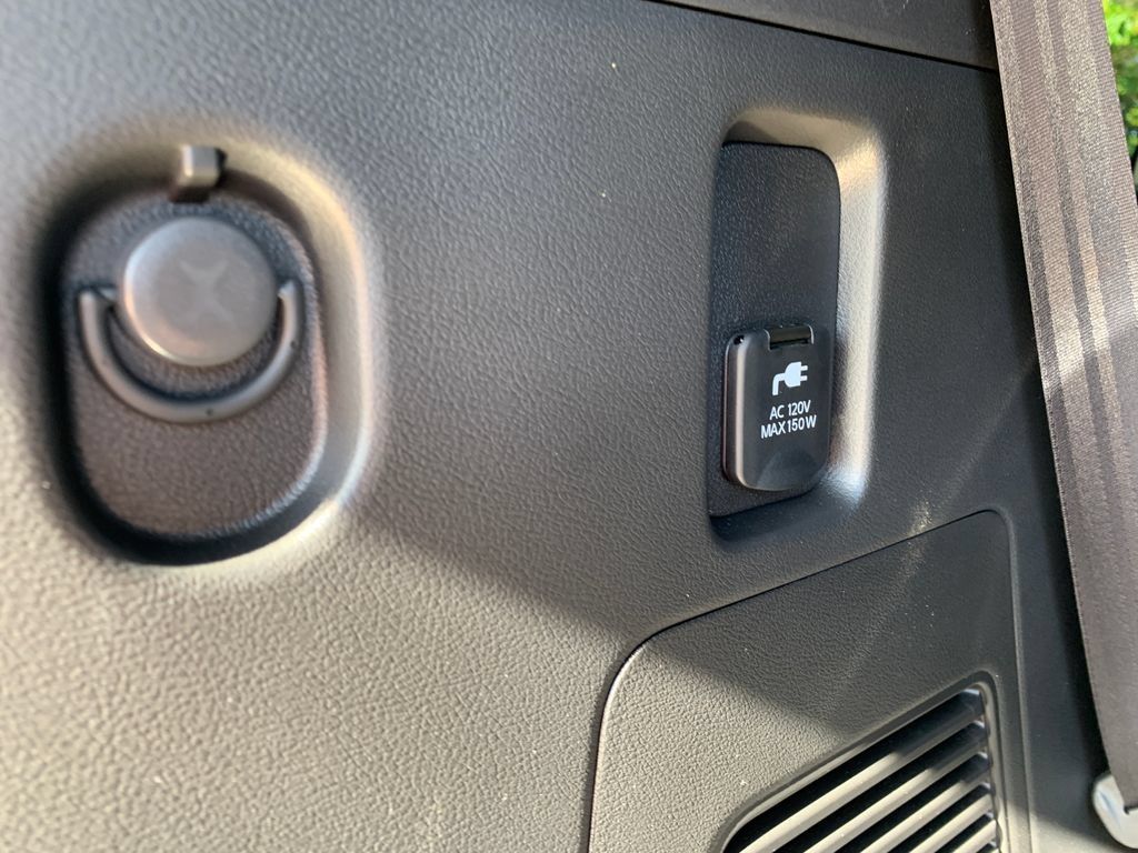 Used 2025 Nissan Armada SL w/ Captain's Chari Seat Package RWD image 9
