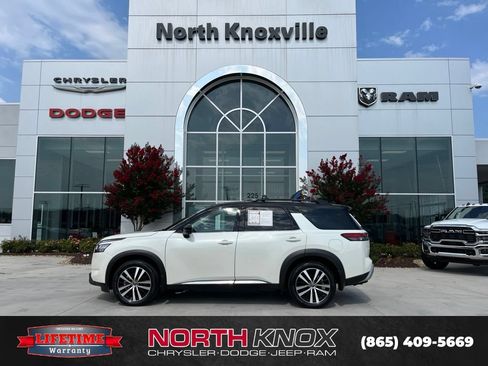 Used 2024 Nissan Pathfinder Platinum AWD/4WD image 2