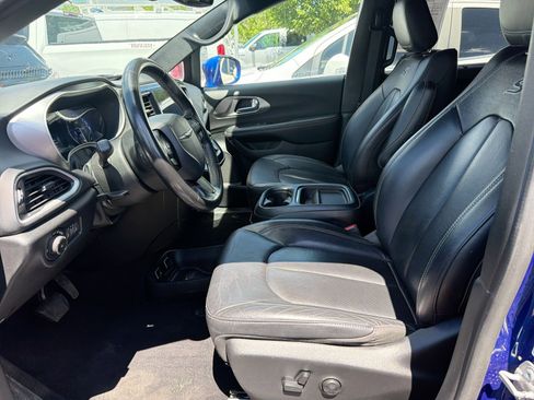 Used 2020 Chrysler Pacifica Touring-L AWD/4WD image 14