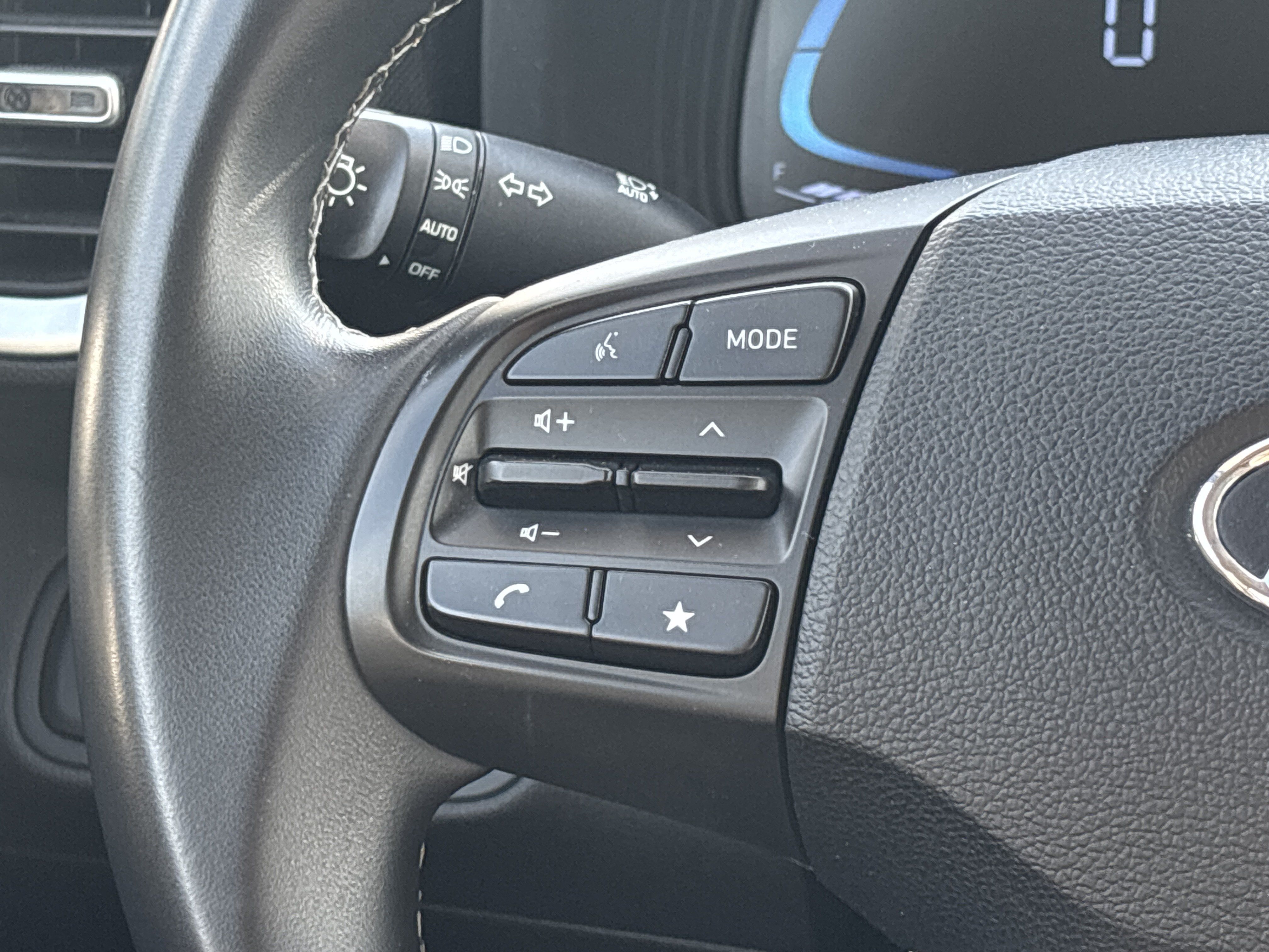 Used 2025 Hyundai Venue SEL FWD image 7