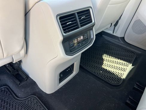Used 2024 Volkswagen Atlas SE FWD image 33