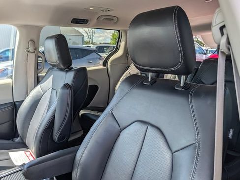 Used 2024 Chrysler Pacifica Limited FWD image 13