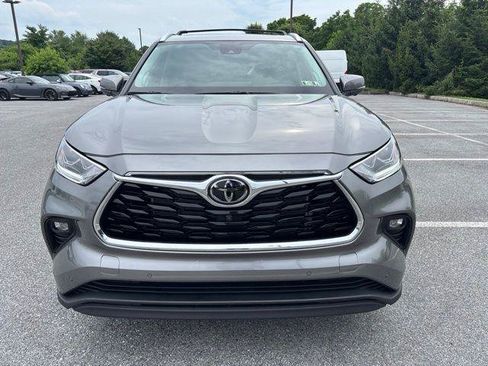 Certified 2025 Toyota Highlander Limited AWD/4WD image 2
