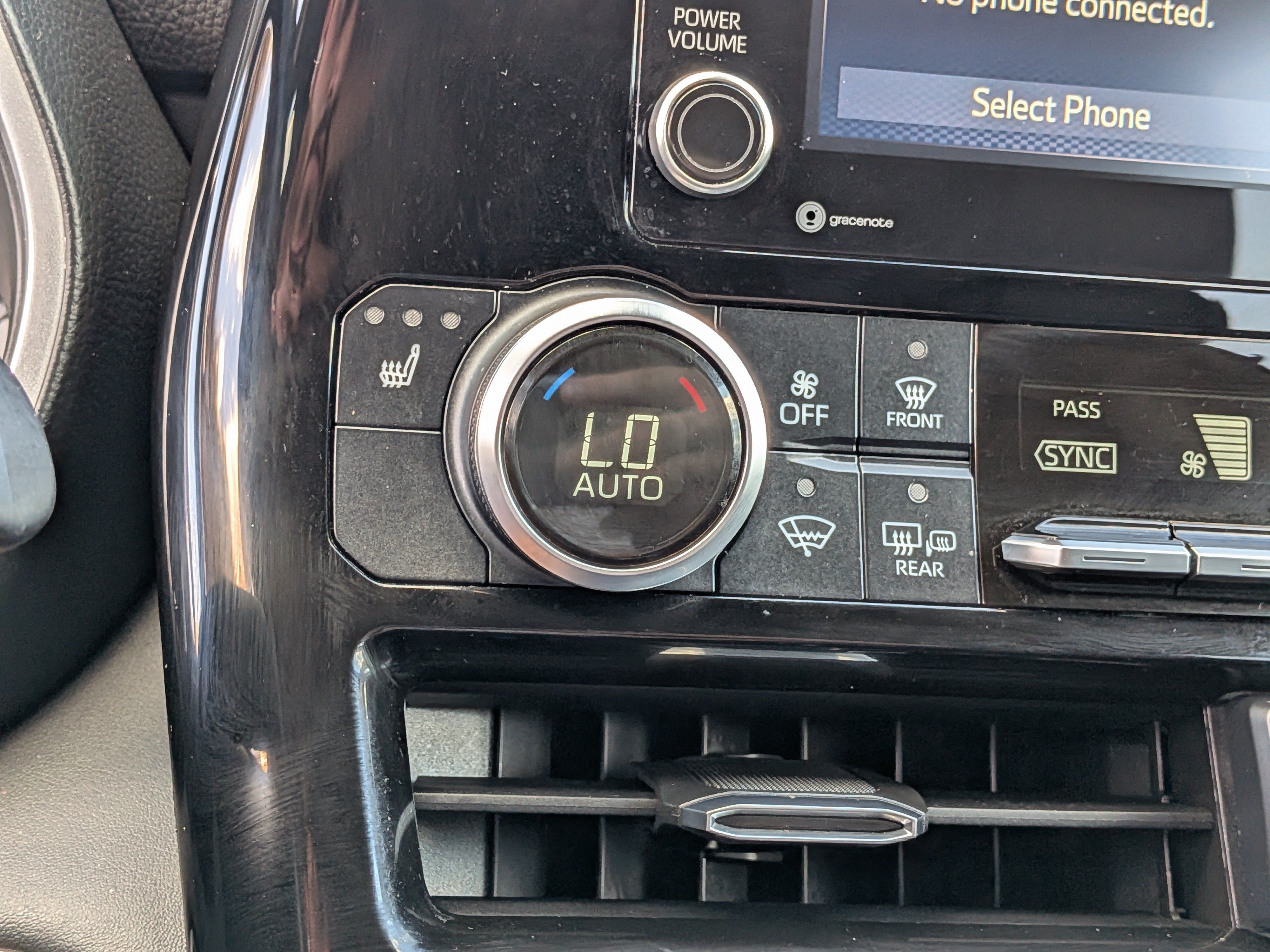 Used 2020 Toyota Highlander XLE AWD/4WD image 32