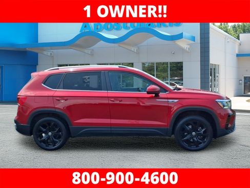 Used 2022 Volkswagen Taos SE FWD image 2
