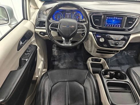 Used 2020 Chrysler Pacifica Touring-L image 4