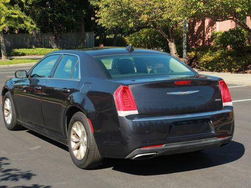 Used 2015 Chrysler 300 Limited RWD image 5