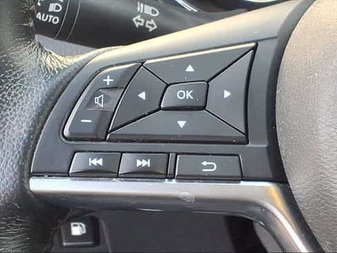 Used 2018 Nissan Rogue SV image 14