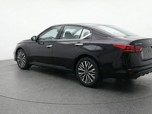 Used 2025 Nissan Altima 2.5 SV FWD image 6