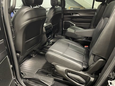 Used 2023 Jeep Wagoneer Series III w/ Preferred Equipment Group image 18