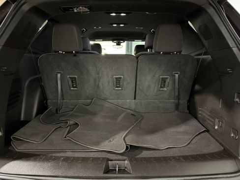 Used 2023 Chevrolet Traverse LT FWD image 19