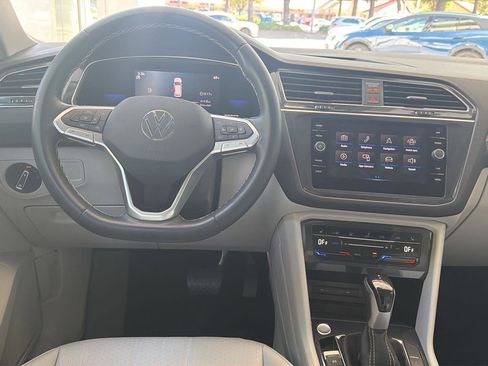 Used 2023 Volkswagen Tiguan SE w/ Panoramic Sunroof Package image 17