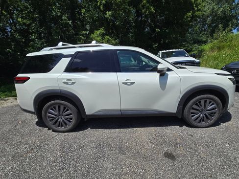 Used 2023 Nissan Pathfinder SL w/ SL Premium Package AWD/4WD image 9