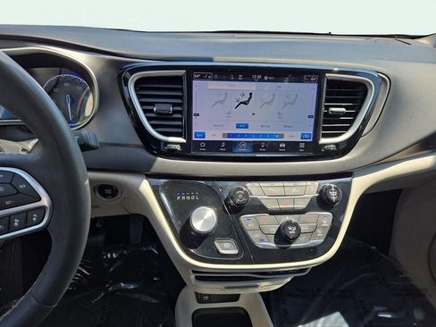 Used 2023 Chrysler Pacifica Touring-L FWD image 24