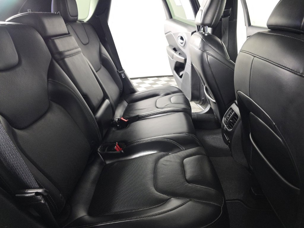 Used 2019 Jeep Cherokee Limited AWD/4WD image 36