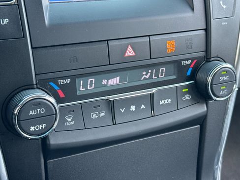 Used 2017 Toyota Camry LE FWD image 17