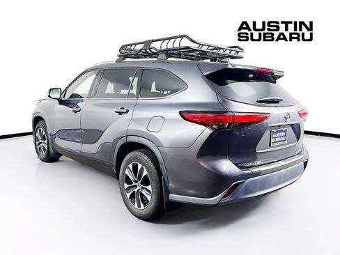 Used 2020 Toyota Highlander XLE AWD/4WD image 5