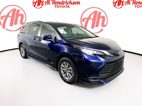 Used 2021 Toyota Sienna LE image 1
