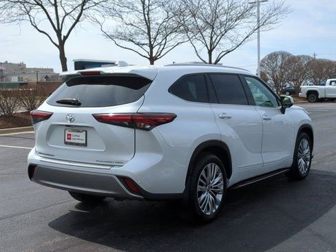 Certified 2025 Toyota Highlander Platinum image 5