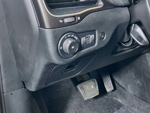 Used 2022 Jeep Cherokee Trailhawk w/ Comfort/Convenience Group AWD/4WD image 10