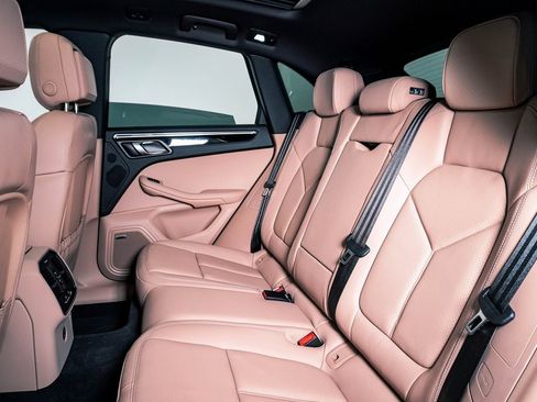 Certified 2025 Porsche Macan image 17