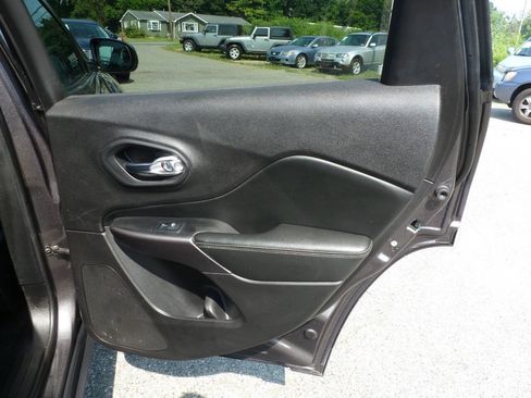Used 2019 Jeep Cherokee Limited AWD/4WD image 30