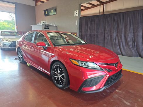 Used 2022 Toyota Camry SE FWD image 4