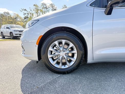 New 2026 Chrysler Pacifica Limited w/ Trailer Tow Group image 10