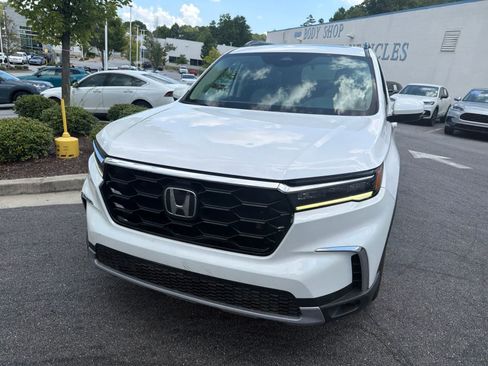 Used 2025 Honda Pilot Touring image 4