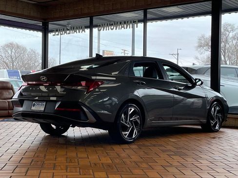 Used 2025 Hyundai Elantra Limited image 10