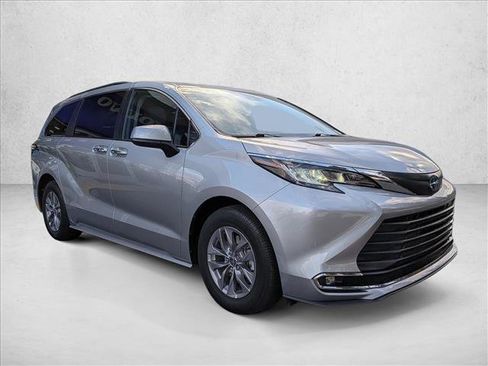 Used 2022 Toyota Sienna XLE image 3