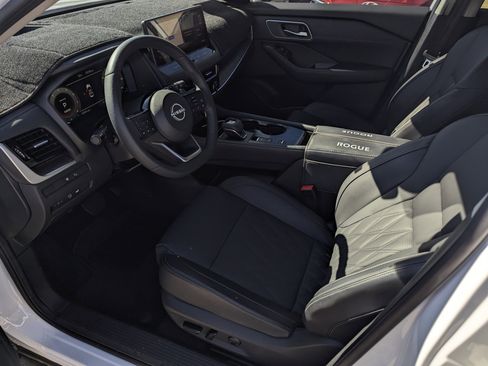 Used 2024 Nissan Rogue Platinum w/ Platinum Premium Package image 9