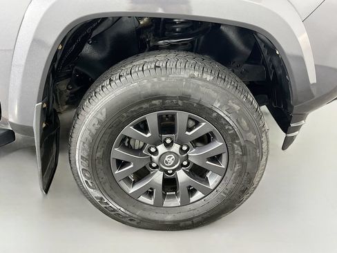 Used 2021 Toyota Tacoma SR5 AWD/4WD image 36