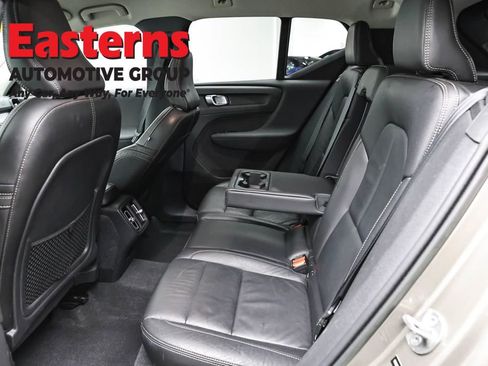 Used 2022 Volvo XC40 T4 Momentum FWD image 21