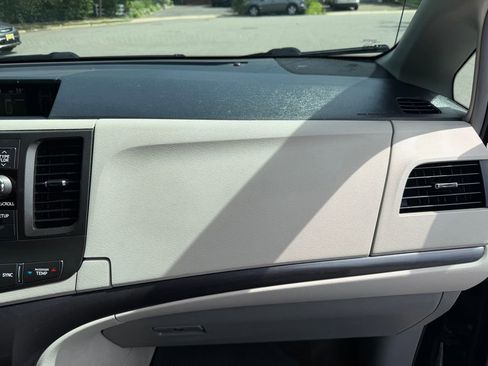 Used 2012 Toyota Sienna SE FWD image 28