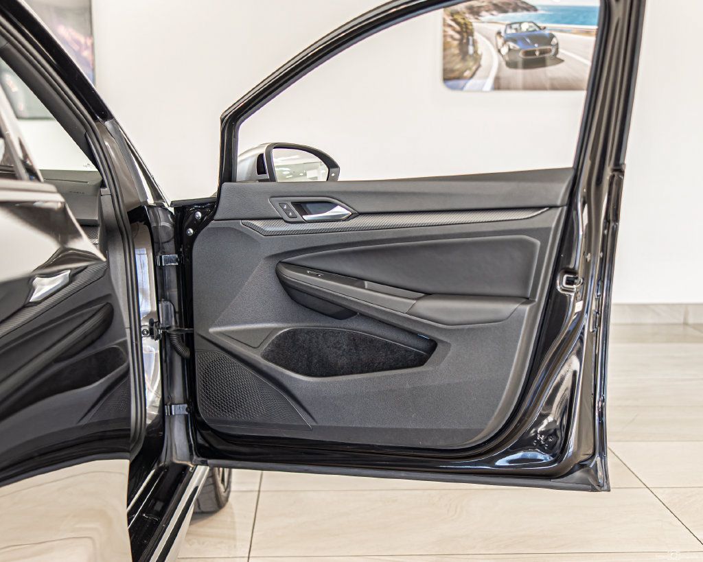 Used 2024 Volkswagen Golf R AWD/4WD image 40