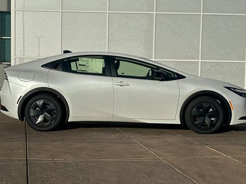 New 2026 Toyota Prius Plug-In Hybrid FWD image 3