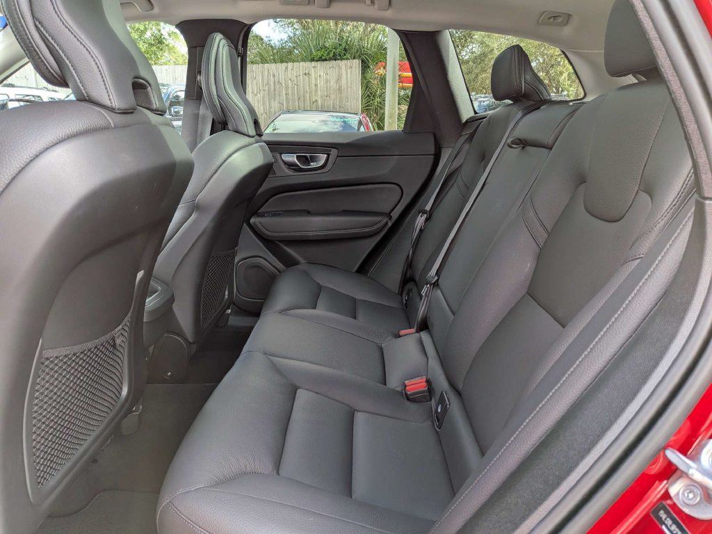 Certified 2024 Volvo XC60 B5 Plus AWD/4WD image 3