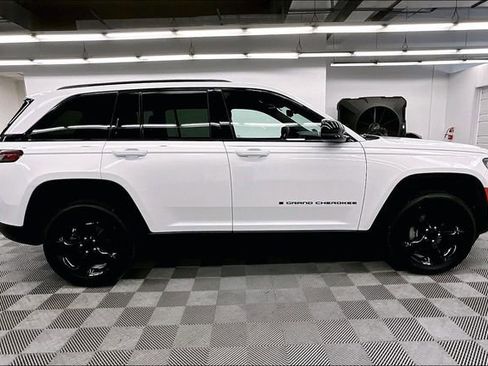 Used 2023 Jeep Grand Cherokee Altitude AWD/4WD image 14
