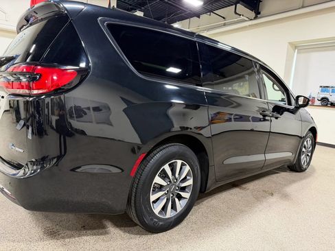 Used 2023 Chrysler Pacifica Touring-L FWD image 16
