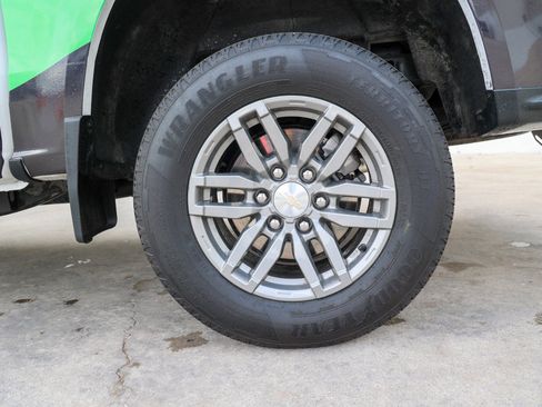 Used 2024 Chevrolet Colorado LT w/ LT Convenience Package image 14