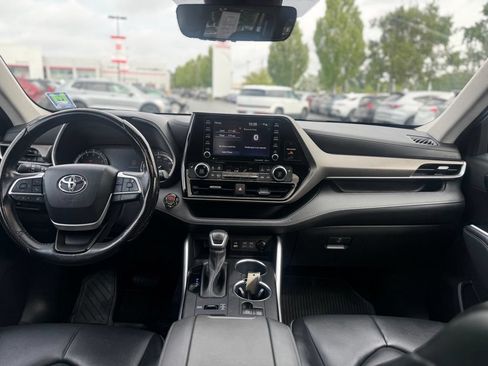 Used 2022 Toyota Highlander XLE AWD/4WD image 19
